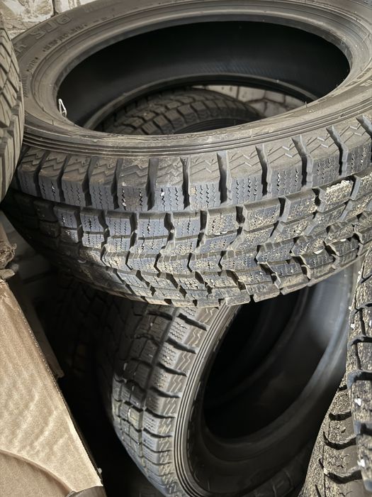 Резина зимняя липучка DUNLOP. 235/60/18. В каспий стоит 380.000 тг