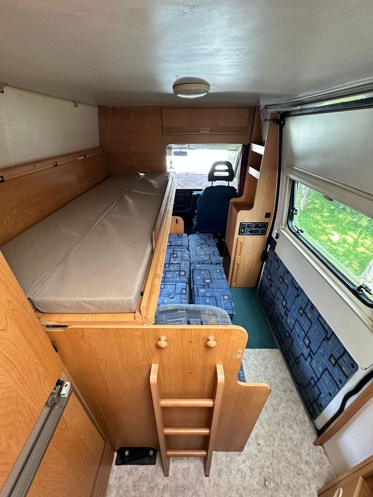 Camper autorulota Adria 4 locuri dormit 4 locuri în mers