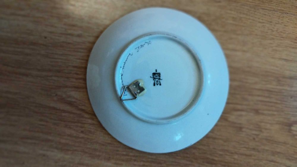 Красива порцеланова чиния за стена.Ръчна изработка.