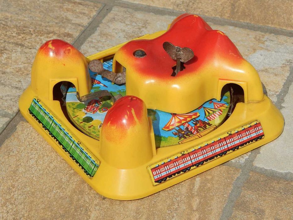 Jucarie cu cheita traseu tren tabla  (lipseste trenul) veche