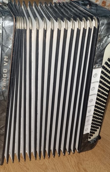 Vând acordeon hohner tango vm 120 basi sau schimb cu acordeon 80 basi