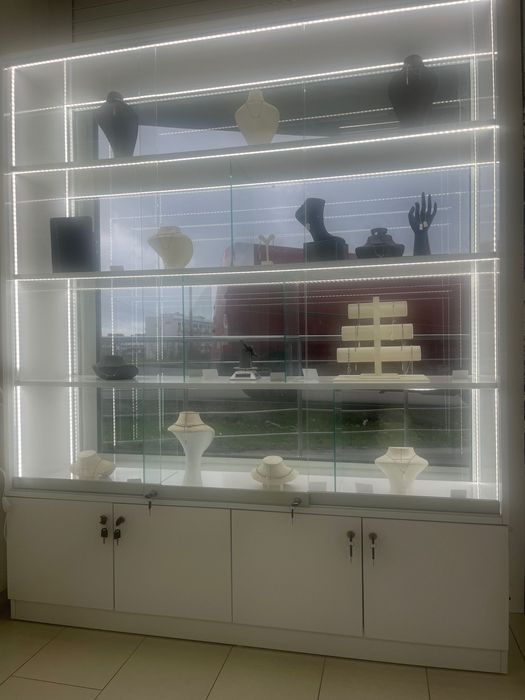 шкафове и витрини