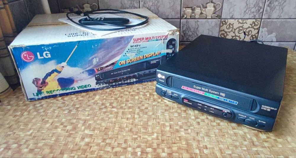 LG  W 142W - Видеомагнитофон