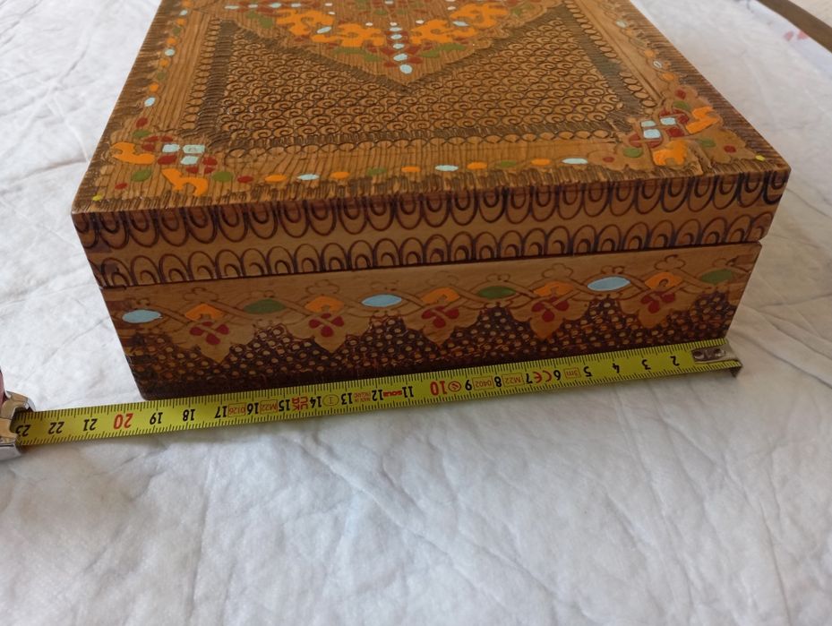Стара Дървена Кутия за Бижута