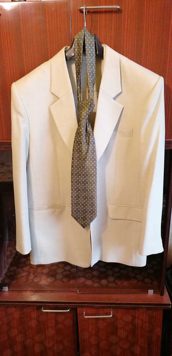 Подарявам 2бр костюми за бал