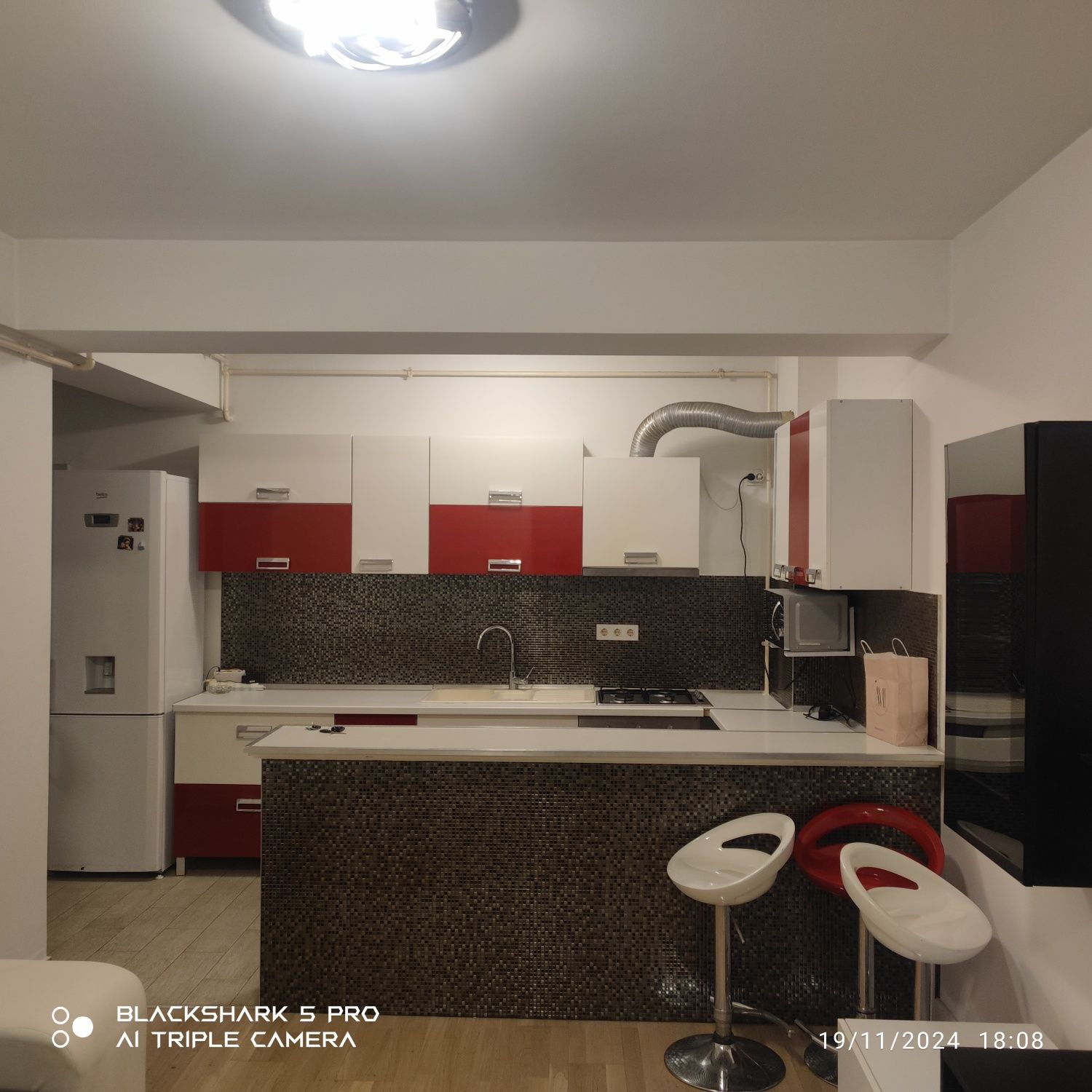 Închiriez apartament 2 camere Tractorul