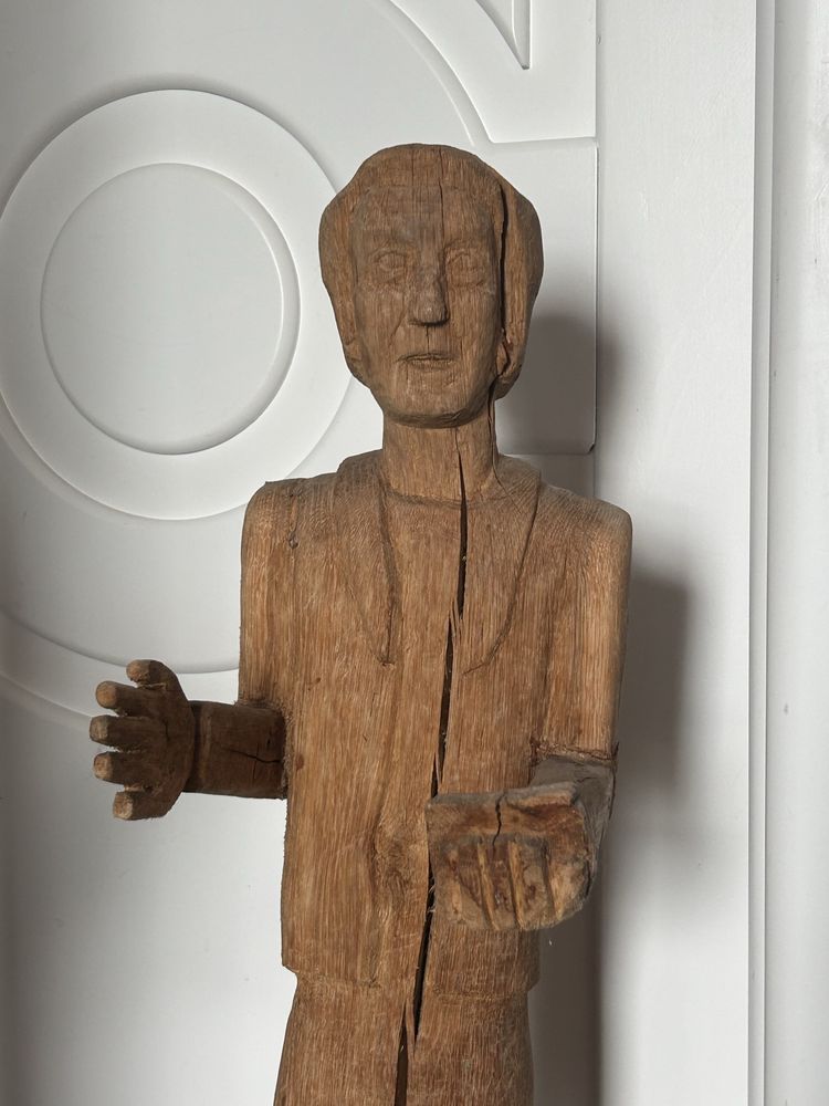 Sculptura lemn veche reprezentand-o pe scriitoarea Herta Muller, Nobel