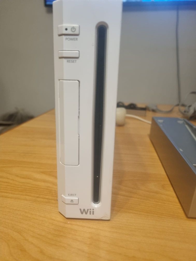 Nintendo Wii + 2 jocuri renumite (Mario Galaxy și FIFA)