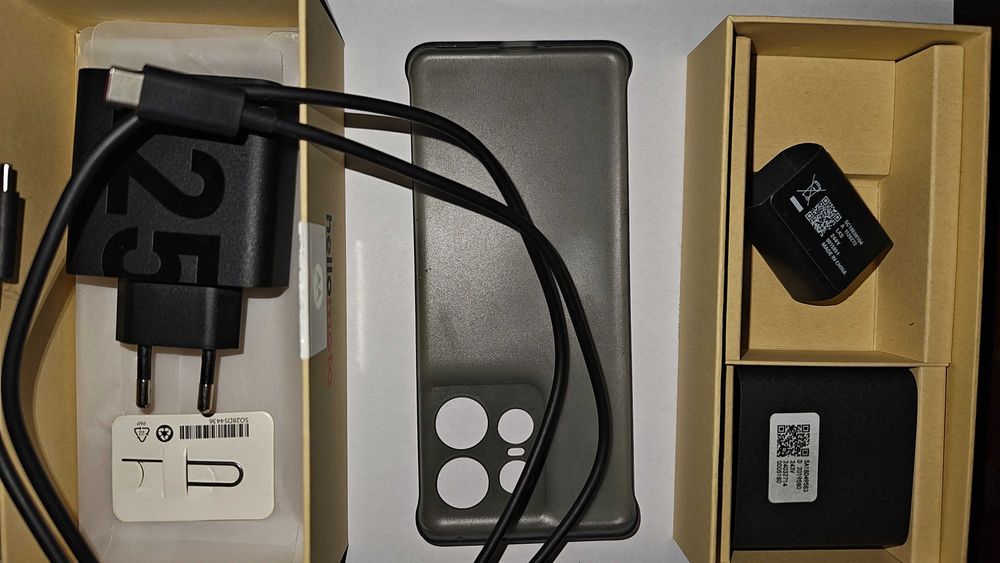 Vand motorola edge 50 pro, vechime 6 luni cu ecranul spart dreapta sus