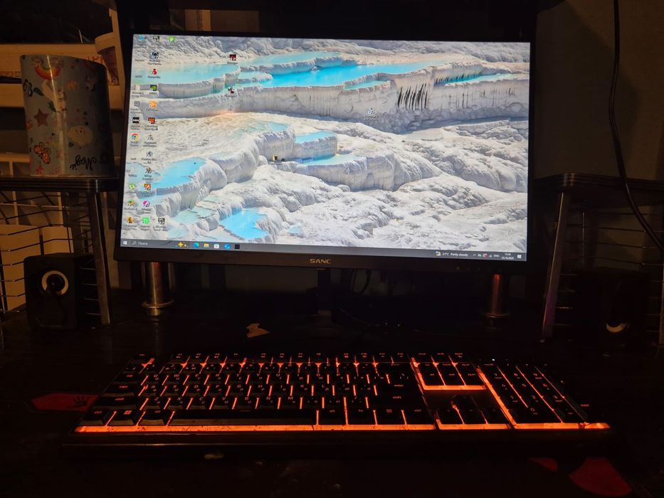 Компьютер игровой в полном комплекте.