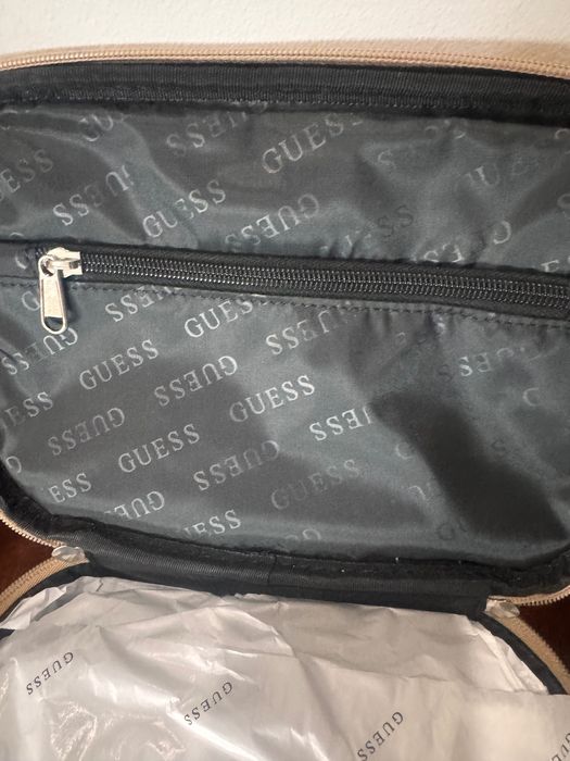 Guess чанта за тоалетни пренадлежности