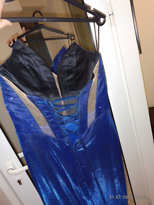 Бална рокля в турско синьо