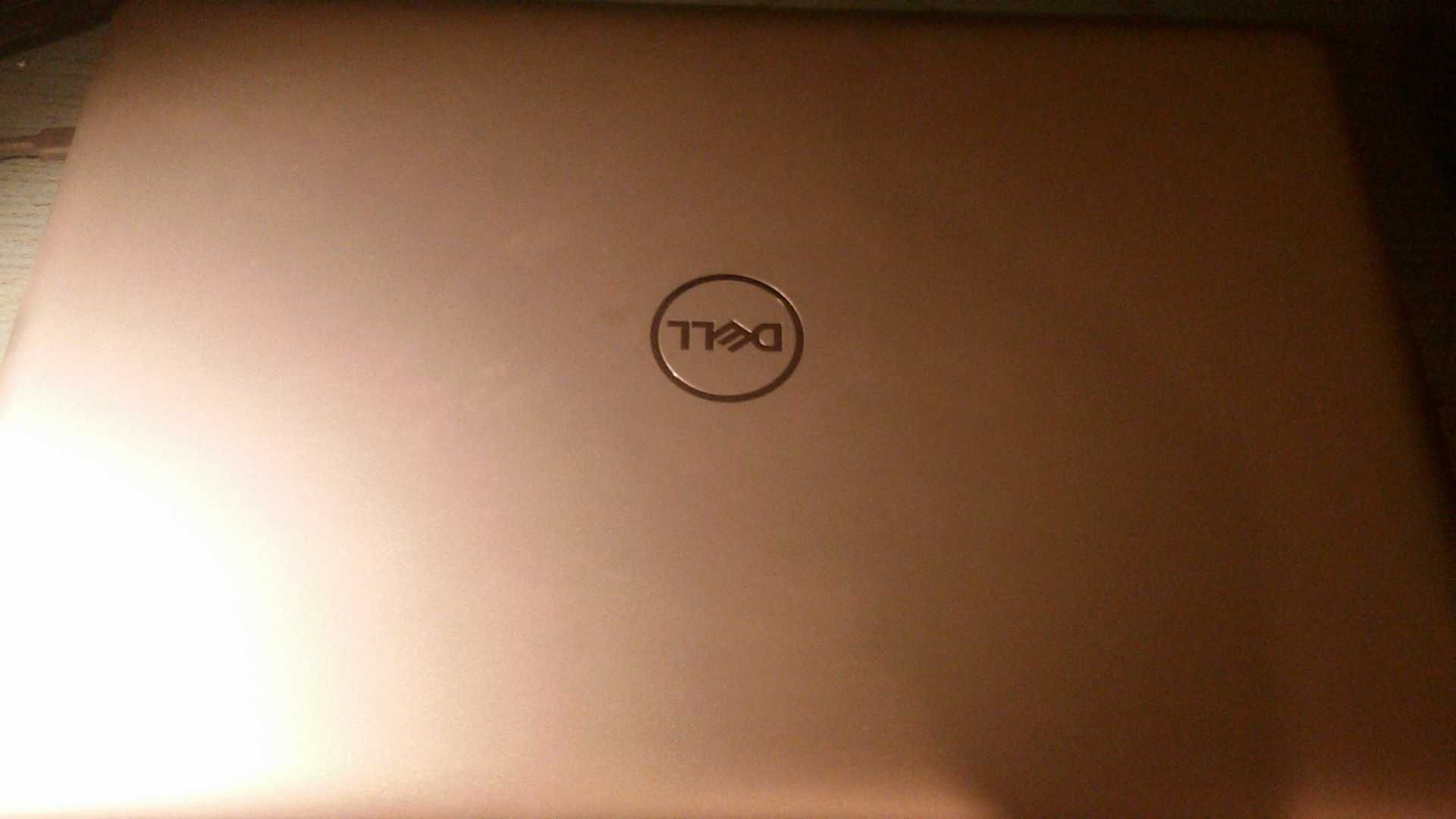 Dell Inspiron 17 5000 с i7-8550U, 16 GB RAM, 2 TB диск 17.3" 1920x1080