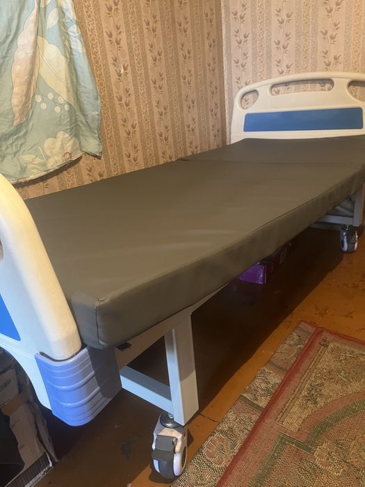 Продаю кровать очень удобный, железный, для больных самое то