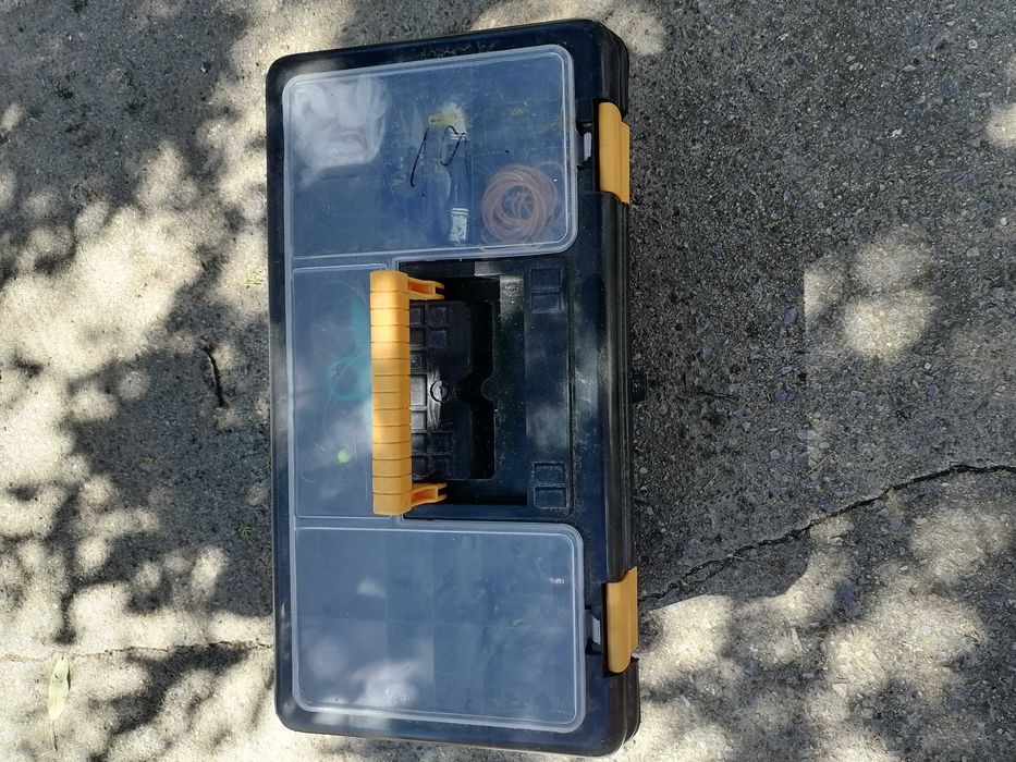 Продавам куфар за риболовни принадлежности