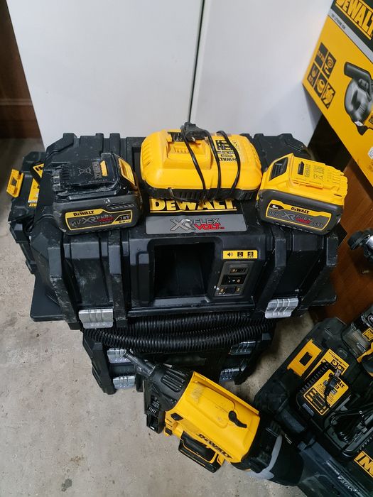 Aspirator Dewalt 54V/încărcător/acumulatori