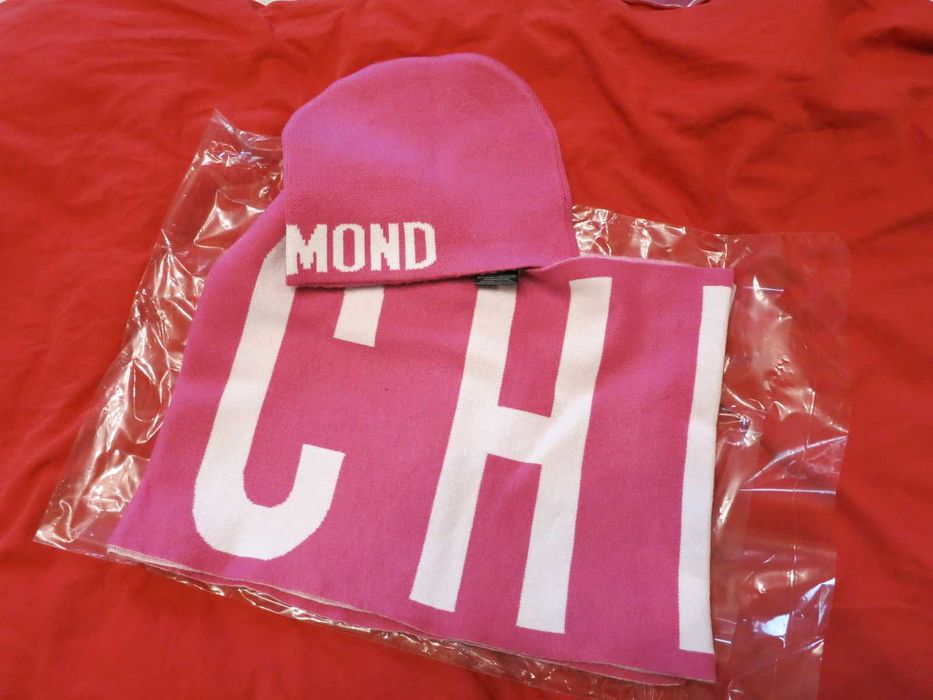 Продавам комплект оригинални шал и шапка