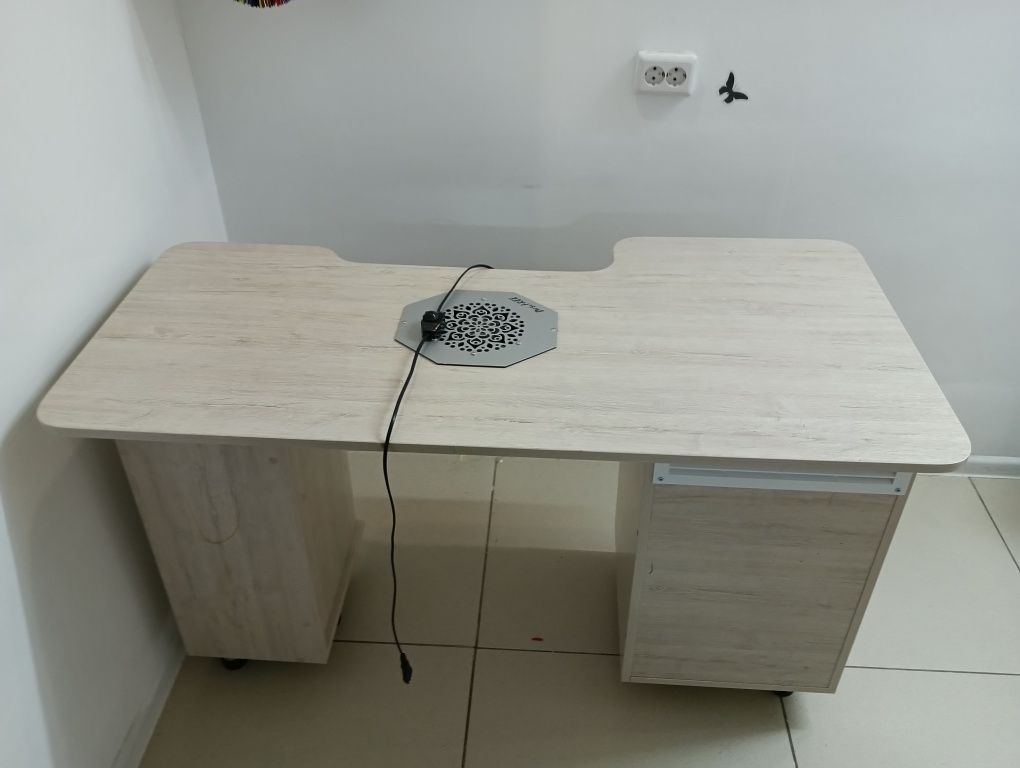 Маникюрный стол с встроенной вытяжкой DustFREE