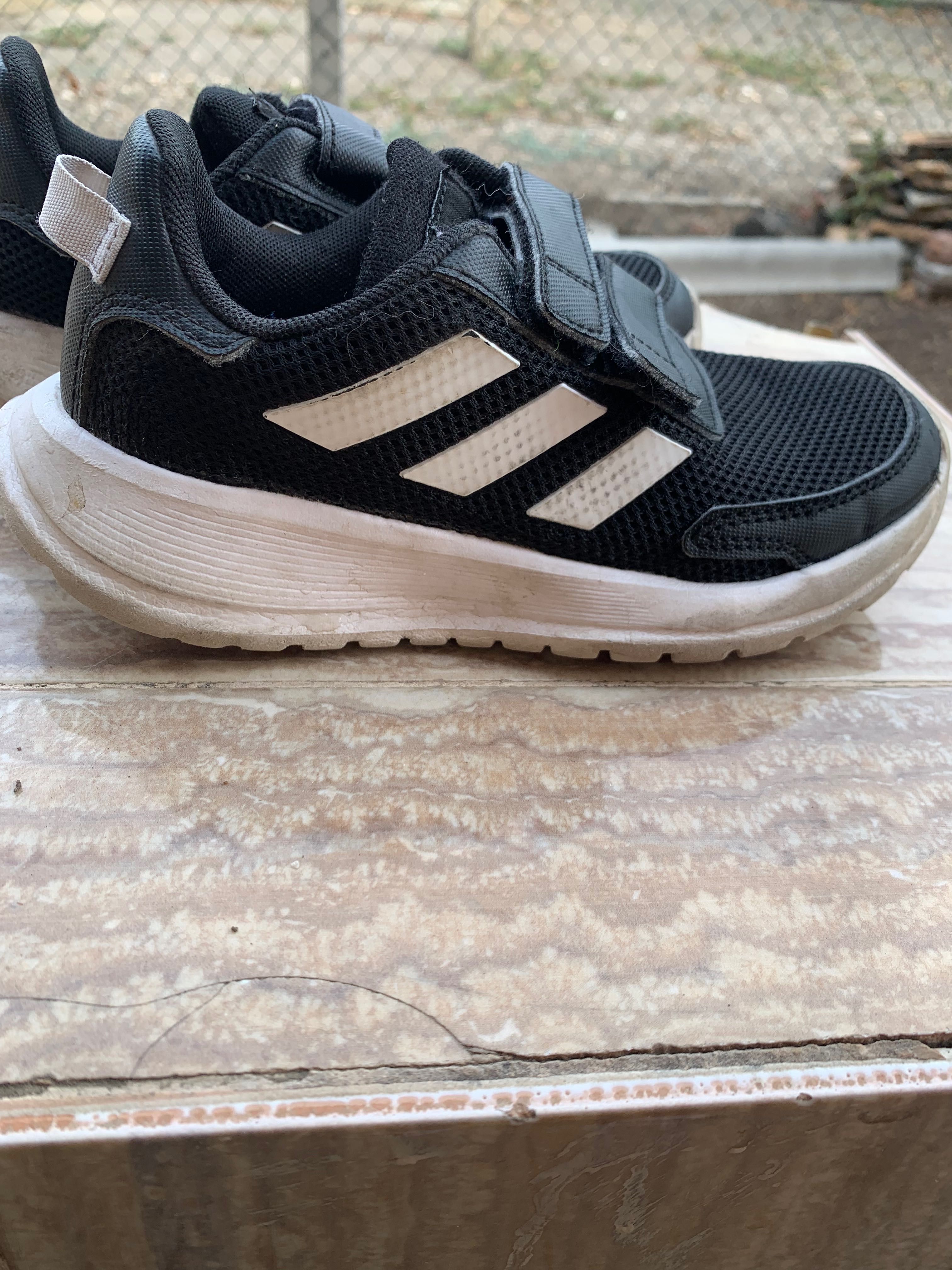 Продавам маратонки Adidas