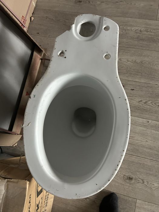 Унитаз абсолютно новый. Отломлено одно ушко