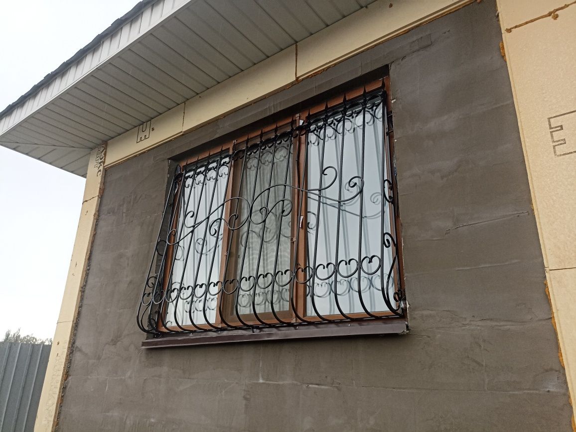 На окна решетки металлические