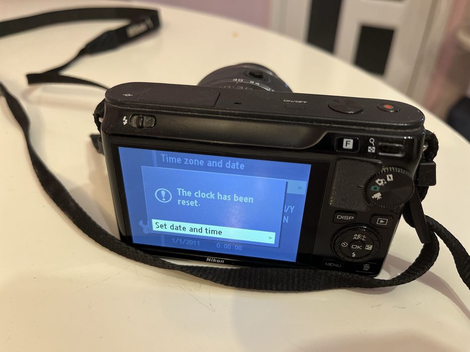 Фотоапарати Nikon J1 и J5 и обективи Nikkor 1 10-30 mm и 10-100 mm