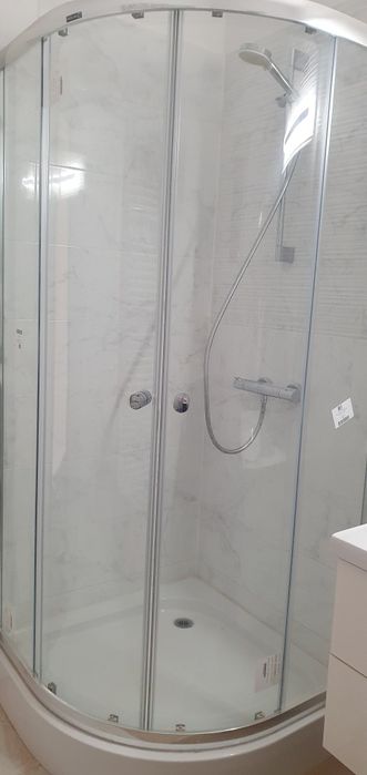 Cabina dus semirotunda