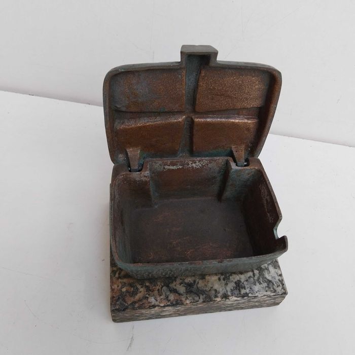 НАЙ ДОБРАТА ОФЕРТА Стар немски съд за светена вода , метал и мрамор