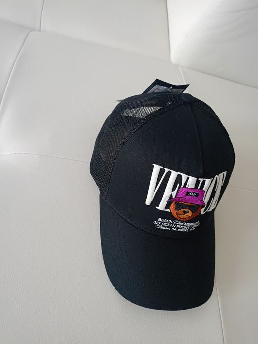 Vând șapcă sport fashion produs model deosebit produs de calitate.