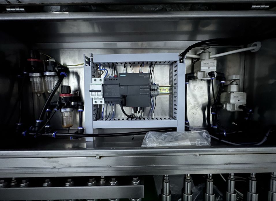 Linie de imbuteliere semiautomata 8 capete umplere (bere/apa/vin)