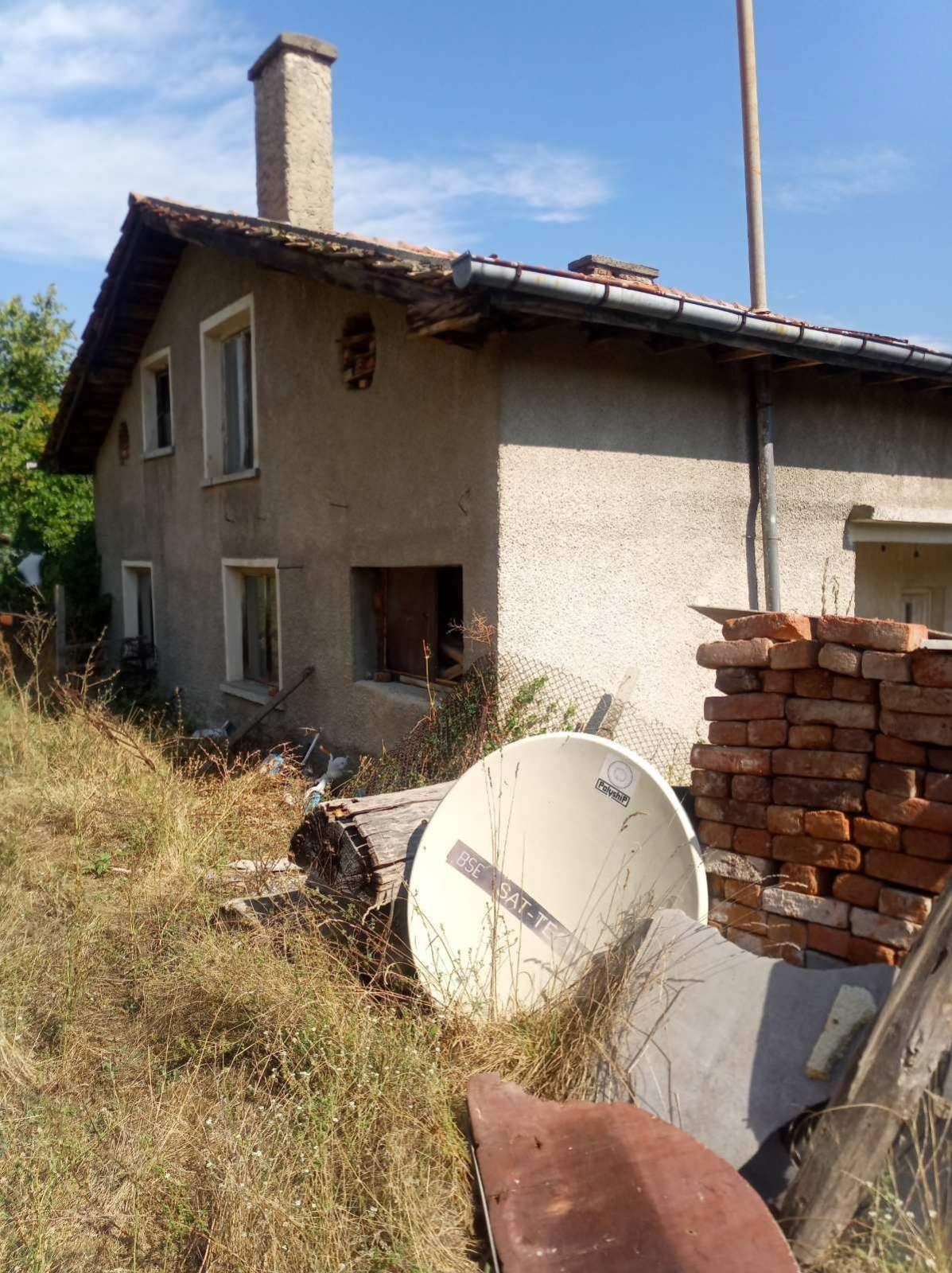Къща с двор 900кв
