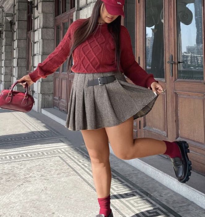 Дамска пола подходяща за сезона