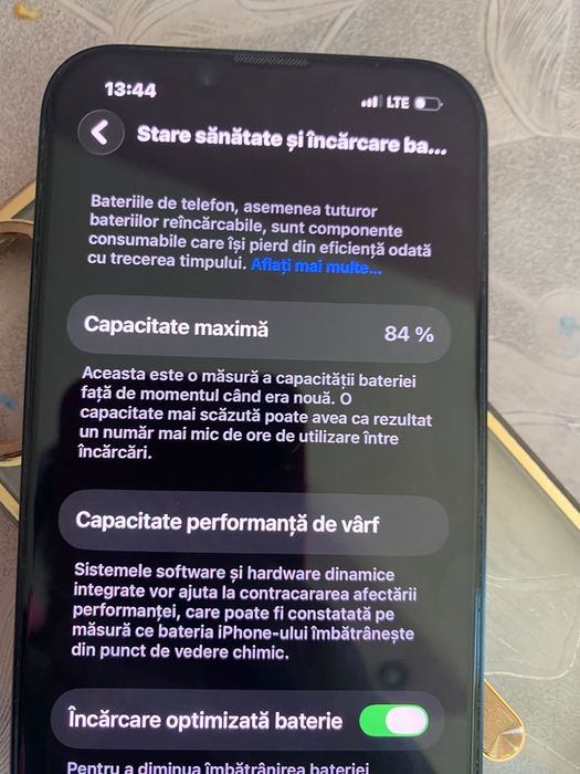 Vând iPhone 14 are și cutie