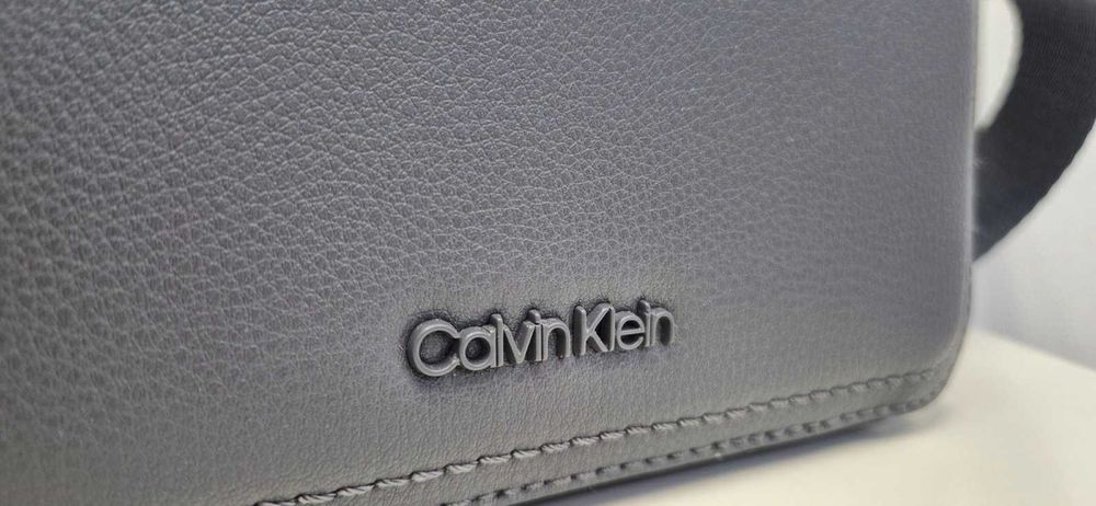 Нова чанта Calvin klein в тъмно сиво