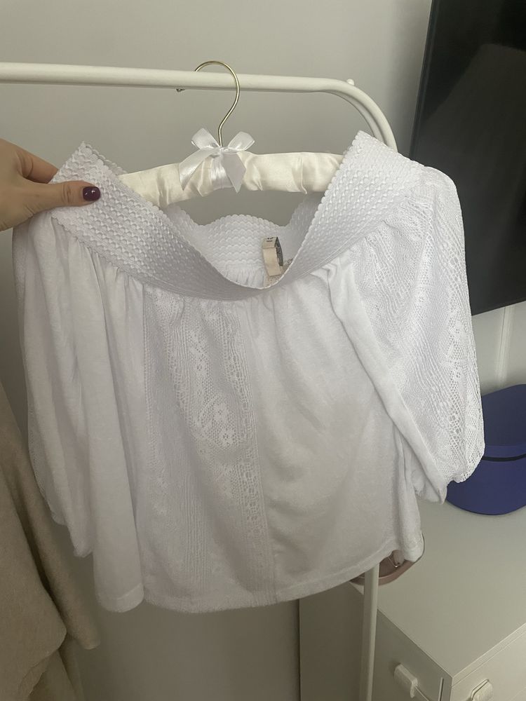 Бяла блуза на H&M с голи рамене ХС