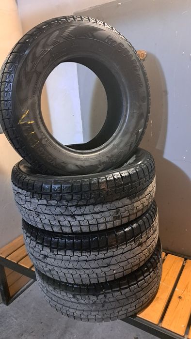 Продаю зимную резину липучка Yokohama 265/65 R17