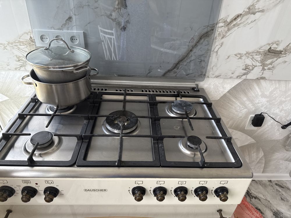 Газовую плиту продам
