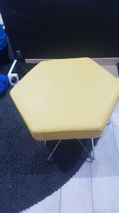 masa birou , tv,  rotunda , cafea , sifoniere ,jaluzele