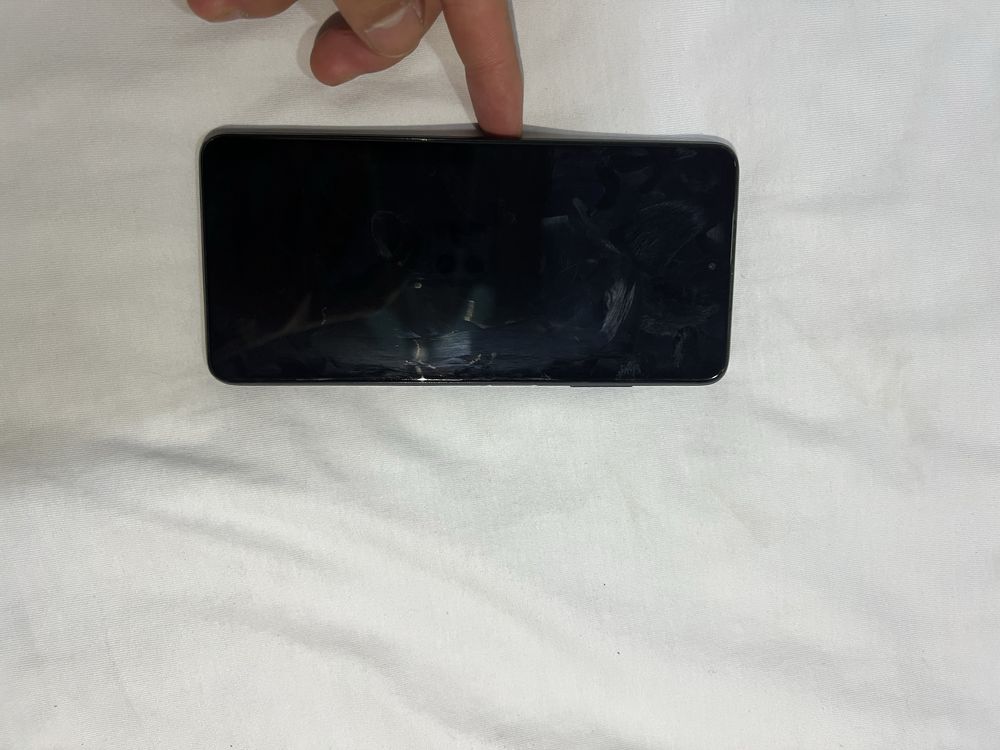Poco x 3 pro holati yahshi hamma joyi radnoy