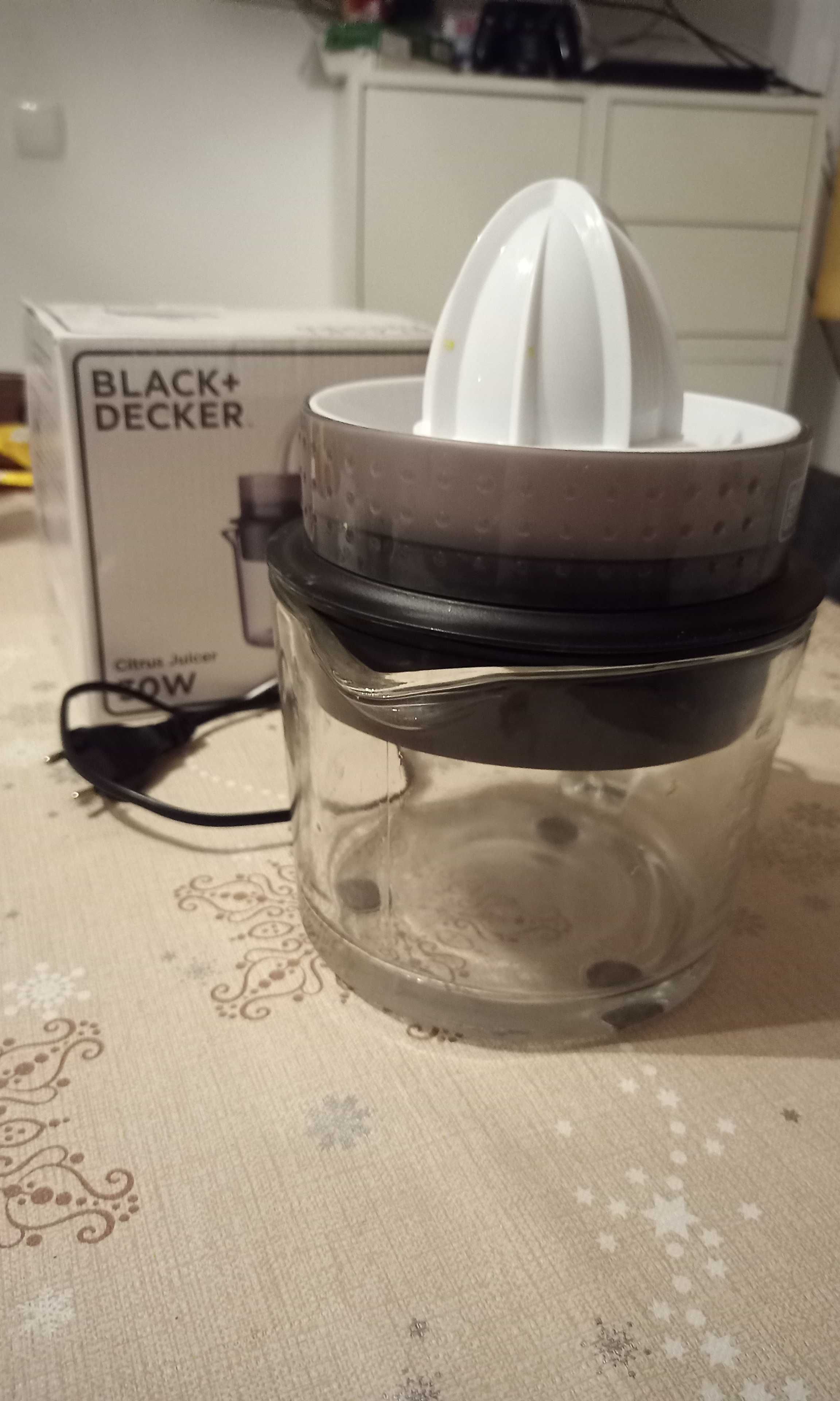 Продавам сокоизтисквачка със стъклена кана Black and Decker.