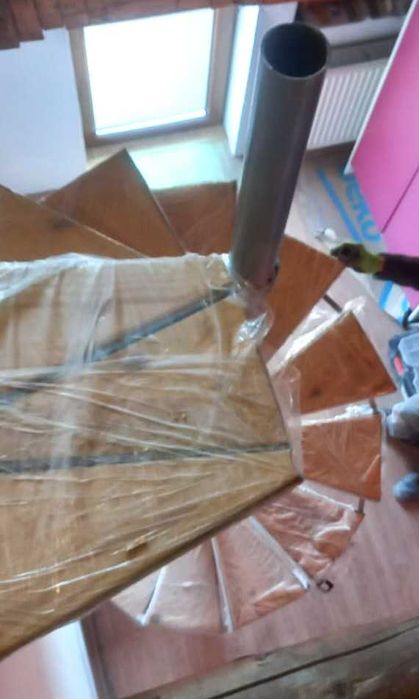 Scara interior, spirala, structura metalica, trepte din lemn