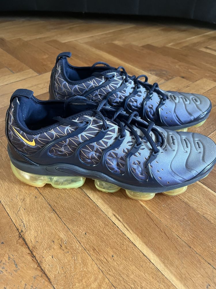 NIKE vapormax plus orange