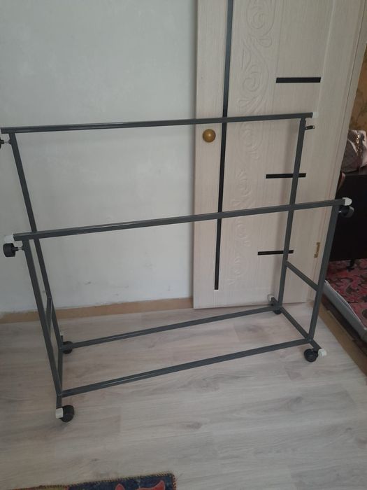 Напольная металлическая вешалка