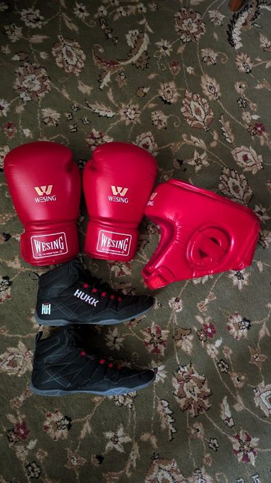 Продам боксерские перчатки, шлем и боксерки