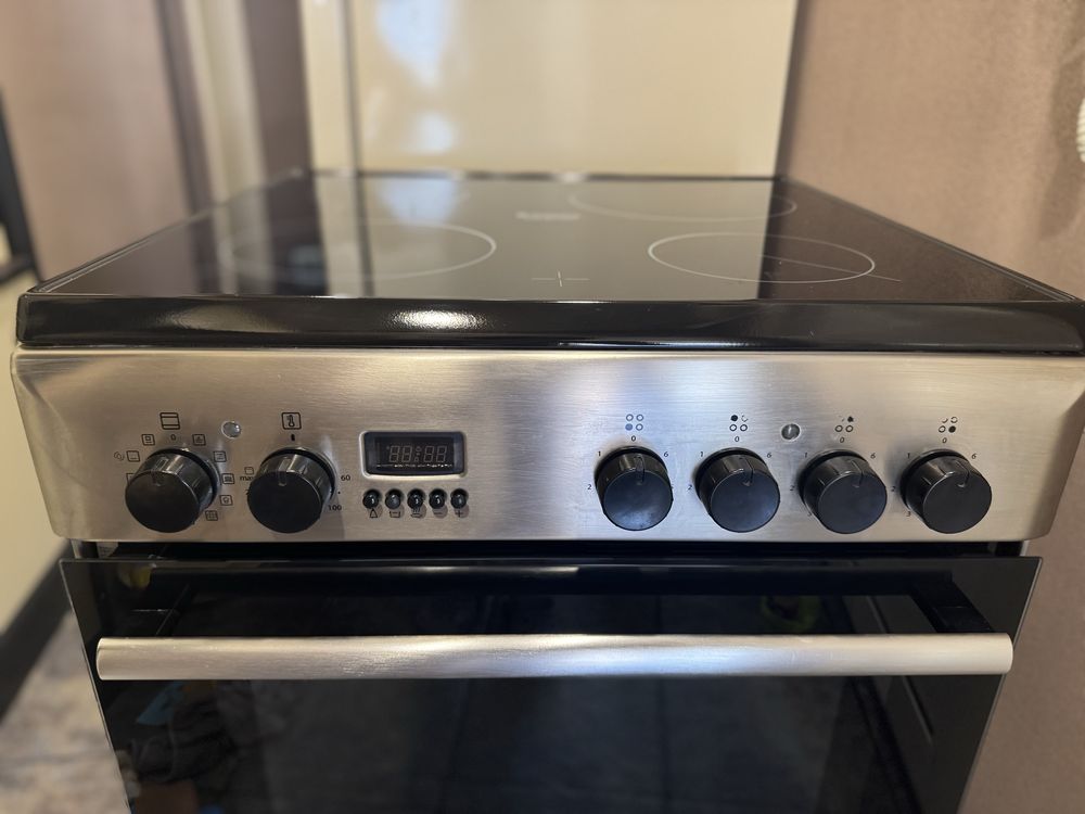 Свободностояща готварска печка Hotpoint Ariston