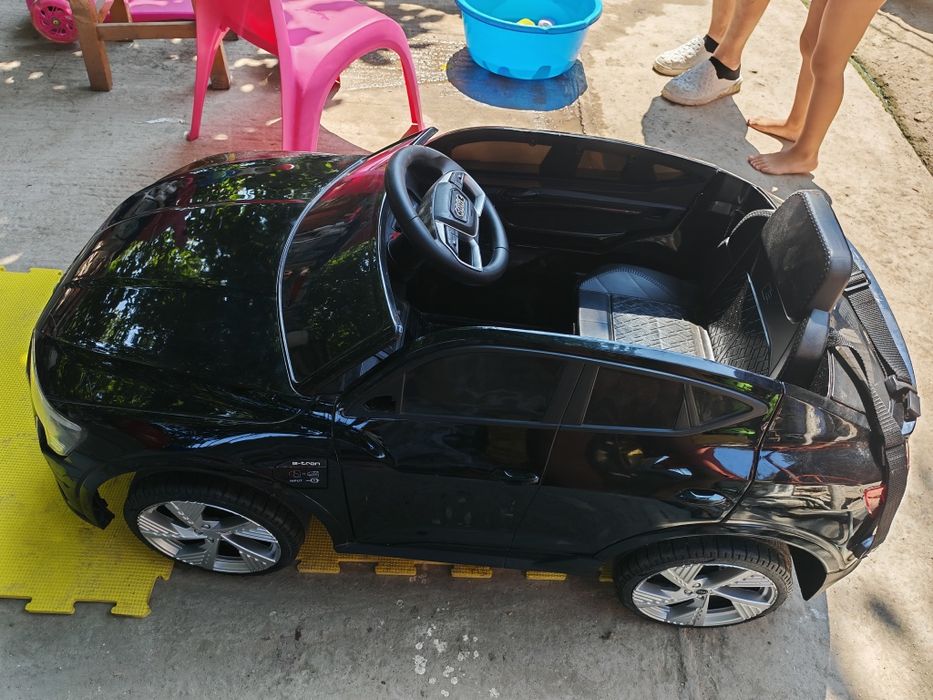 Audi pentru copiii cu acumulator și consola