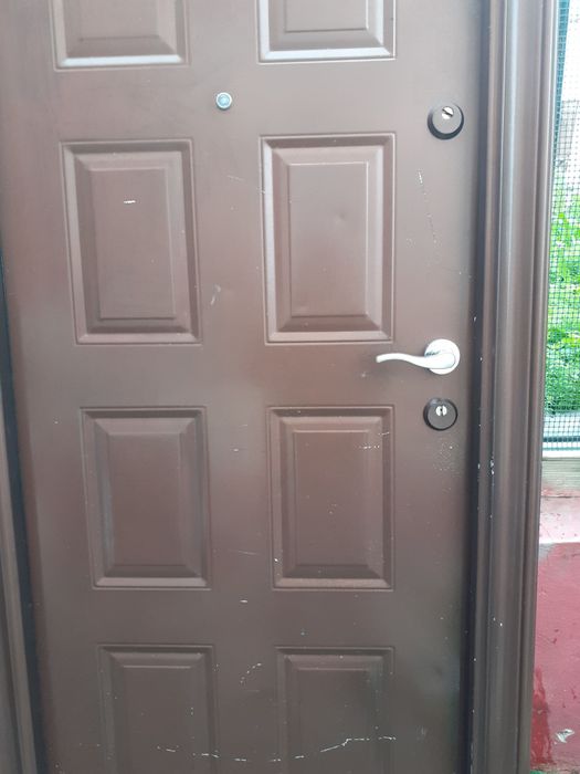 Vând ușă metalică