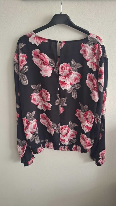 Нежна тънки блуза на рози