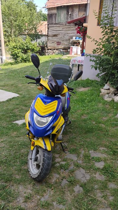 Vând scuter pornește la buton