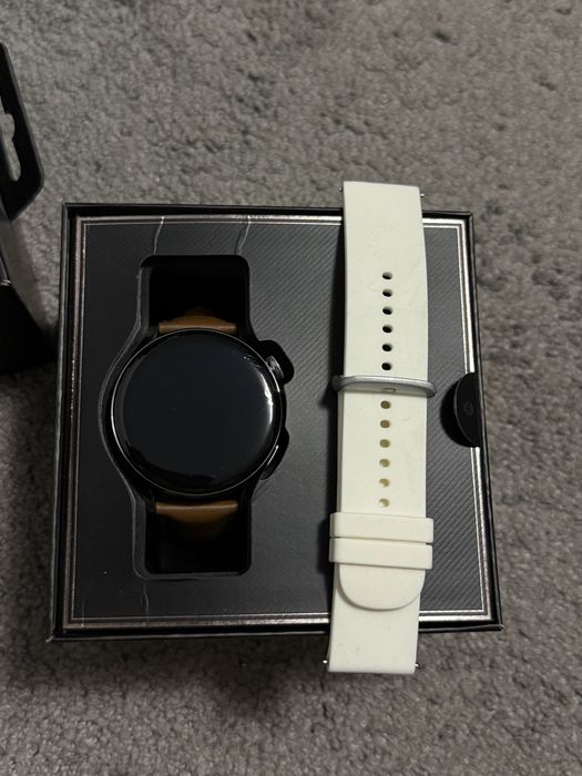 Huawei watch 3 fara incarcator, ceasul este nefolosit, putin zgariat